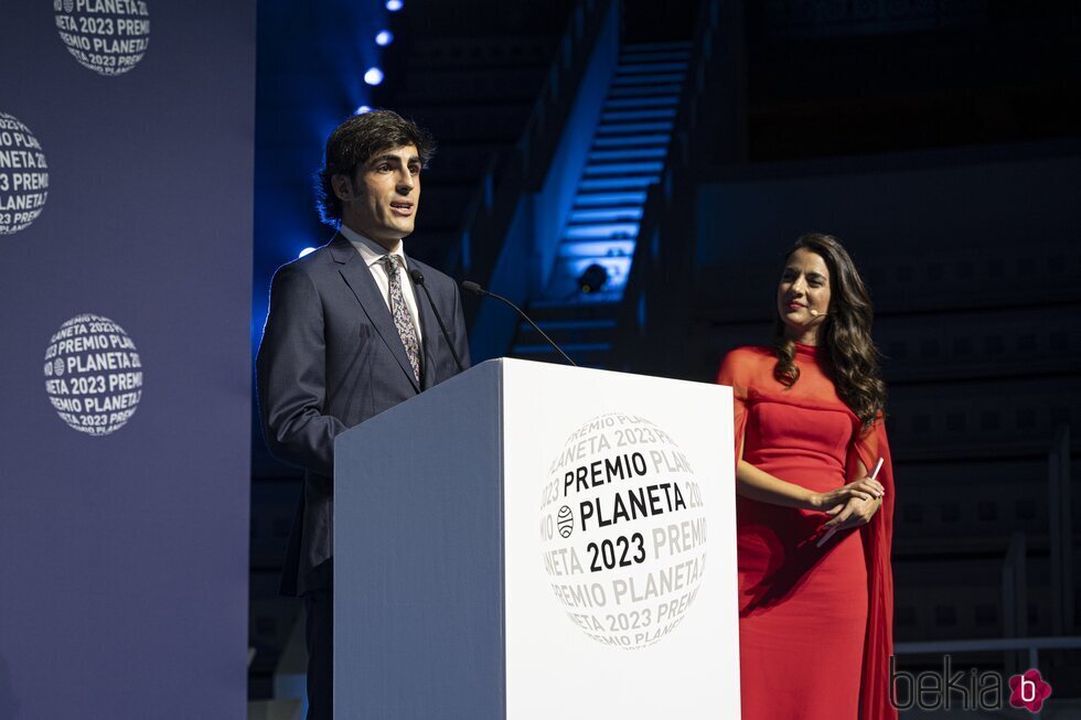 Alfonso Goizueta en su discurso como finalista del Premio Planeta 2023