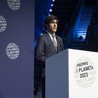 Alfonso Goizueta en su discurso como finalista del Premio Planeta 2023