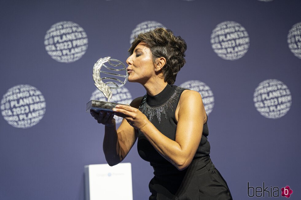 Sonsoles Ónega besando su trofeo como ganadora del Premio Planeta 2023