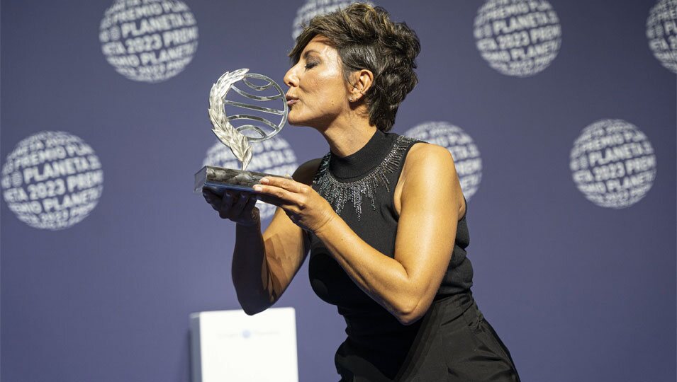 Sonsoles Ónega besando su trofeo como ganadora del Premio Planeta 2023