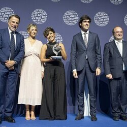 Sonsoles Ónega y Alfonso Goizueta posan con José Crehueras, Yolanda Díaz y Miquel Iceta en el Premio Planeta 2023