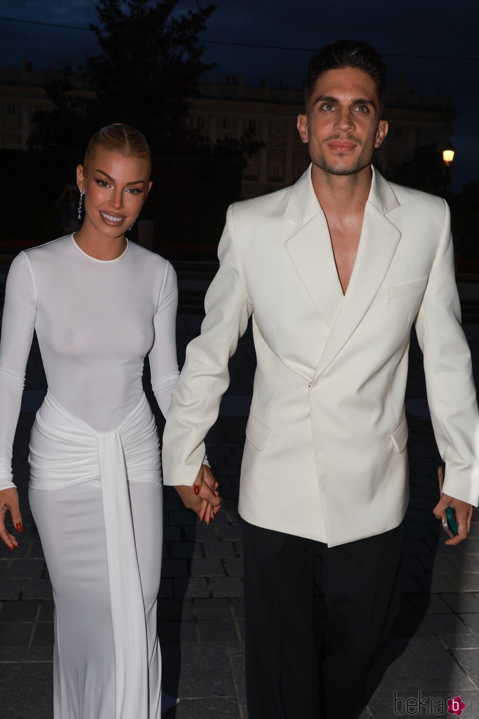 Jessica Goicoechea y Marc Bartra llegando a la gala solidaria contra el Cáncer de Mama organizada por Elle