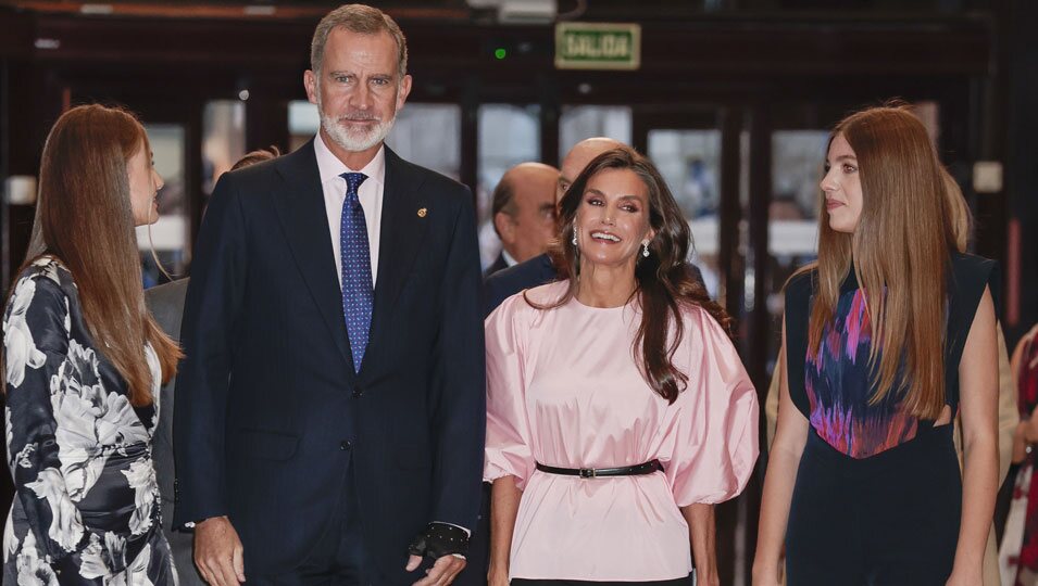 Los Reyes Felipe y Letizia y sus hijas Leonor y Sofía en el Concierto de los Premios Princesa de Asturias 2023