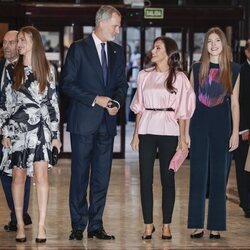 Los Reyes Felipe y Letizia, la Princesa Leonor y la Infanta Sofía, muy sonrientes en el Concierto de los Premios Princesa de Asturias 2023