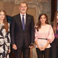 El Rey Felipe VI lesionado, la Reina Letizia, la Princesa Leonor y la Infanta Sofía en el Concierto de los Premios Princesa de Asturias 2023