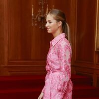 La Princesa Leonor con un vestido rosa con semitransparencias de Simorra en las audiencias de los Premios Princesa de Asturias 2023