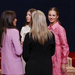 La Reina Letizia, la Princesa Leonor y la Infanta Sofía charlando con Meryl Streep en la audiencia previa a los Princesa de Asturias 2023