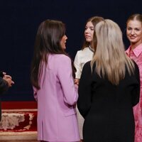 La Reina Letizia, la Princesa Leonor y la Infanta Sofía charlando con Meryl Streep en la audiencia previa a los Princesa de Asturias 2023