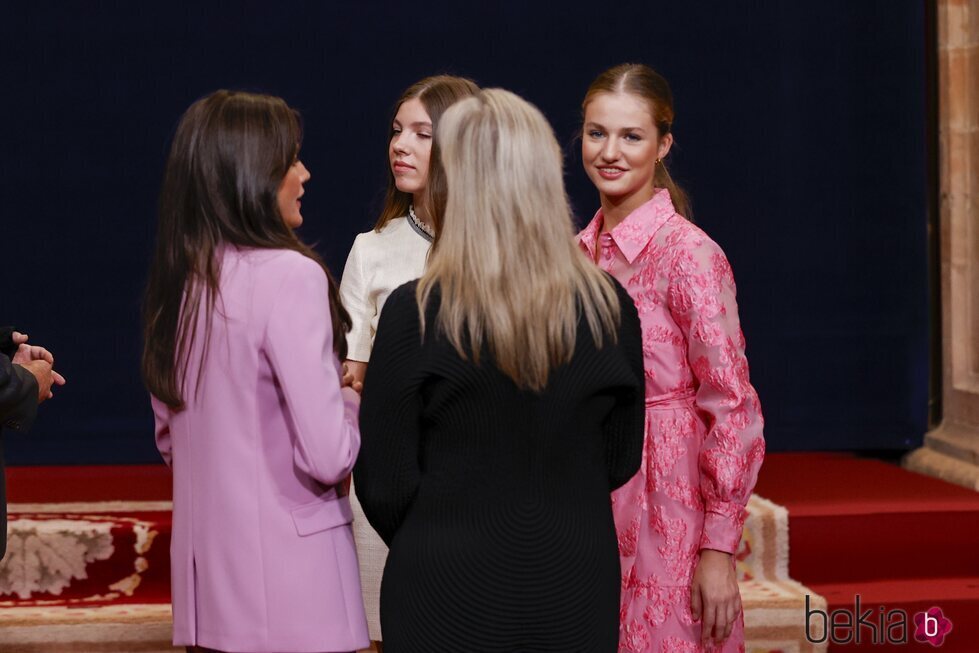 La Reina Letizia, la Princesa Leonor y la Infanta Sofía charlando con Meryl Streep en la audiencia previa a los Princesa de Asturias 2023