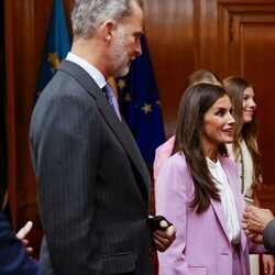 Los Reyes Felipe y Letizia hablando con Juan Ramón Lucas en las audiencias de los Premios Princesa de Asturias 2023