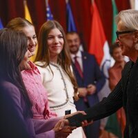 La Reina Letizia saluda afectuosa a Meryl Streep en la audiencia previa a los Princesa de Asturias 2023