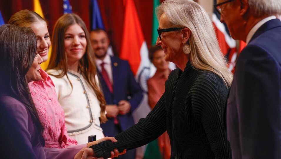 La Reina Letizia saluda afectuosa a Meryl Streep en la audiencia previa a los Princesa de Asturias 2023