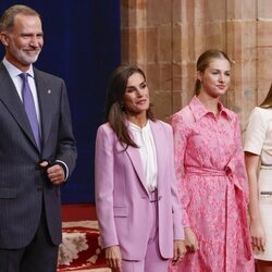 Los Reyes Felipe y Letizia con la Princesa Leonor y la Infanta Sofía en la audiencia previa a los Princesa de Asturias 2023