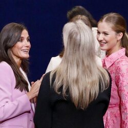 La Reina Letizia, la Princesa Leonor, la Infanta Sofía y Meryl Streep charlan en su encuentro en los Princesa de Asturias 2023