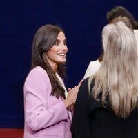 La Reina Letizia, la Princesa Leonor, la Infanta Sofía y Meryl Streep charlan en su encuentro en los Princesa de Asturias 2023