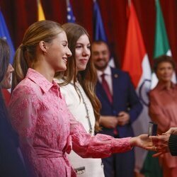 La Princesa Leonor entrega a Meryl Streep la insignia de la Fundación Princesa de Asturias