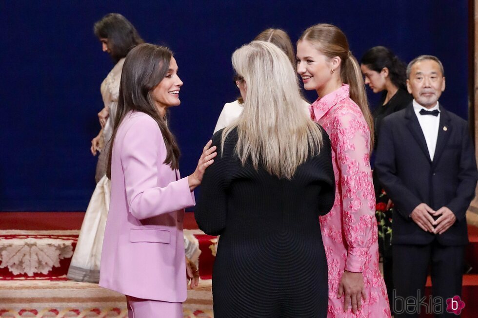 La Reina Letizia toca el brazo de Meryl Streep en presencia de la Princesa Leonor y la Infanta Sofía