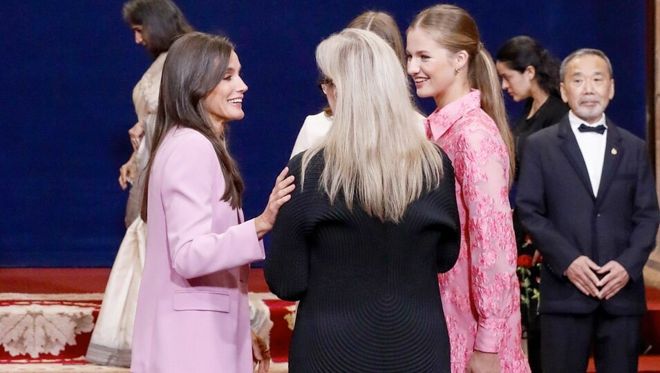 La Reina Letizia toca el brazo de Meryl Streep en presencia de la Princesa Leonor y la Infanta Sofía