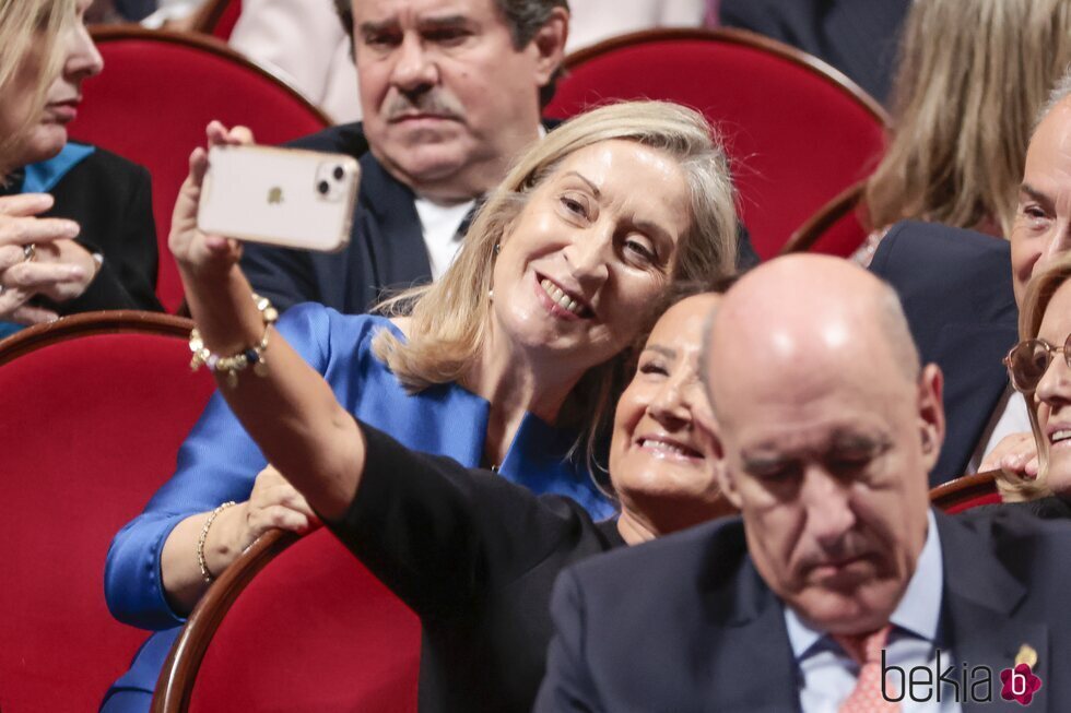 Paloma Rocasolano y Ana Pastor haciéndose un selfie en los Premios Princesa de Asturias 2023