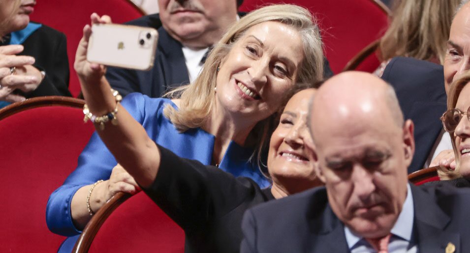 Paloma Rocasolano y Ana Pastor haciéndose un selfie en los Premios Princesa de Asturias 2023