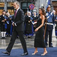 Los Reyes Felipe y Letizia seguidos de la Princesa Leonor, la Infanta Sofía y la Reina Sofía en los Premios Princesa de Asturias 2023