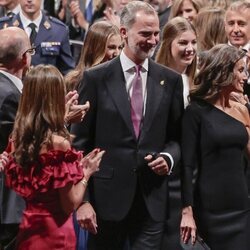 Los Reyes Felipe y Letizia, la Princesa Leonor y la Infanta Sofía saludan a Paloma Rocasolano en los Premios Princesa de Asturias 2023