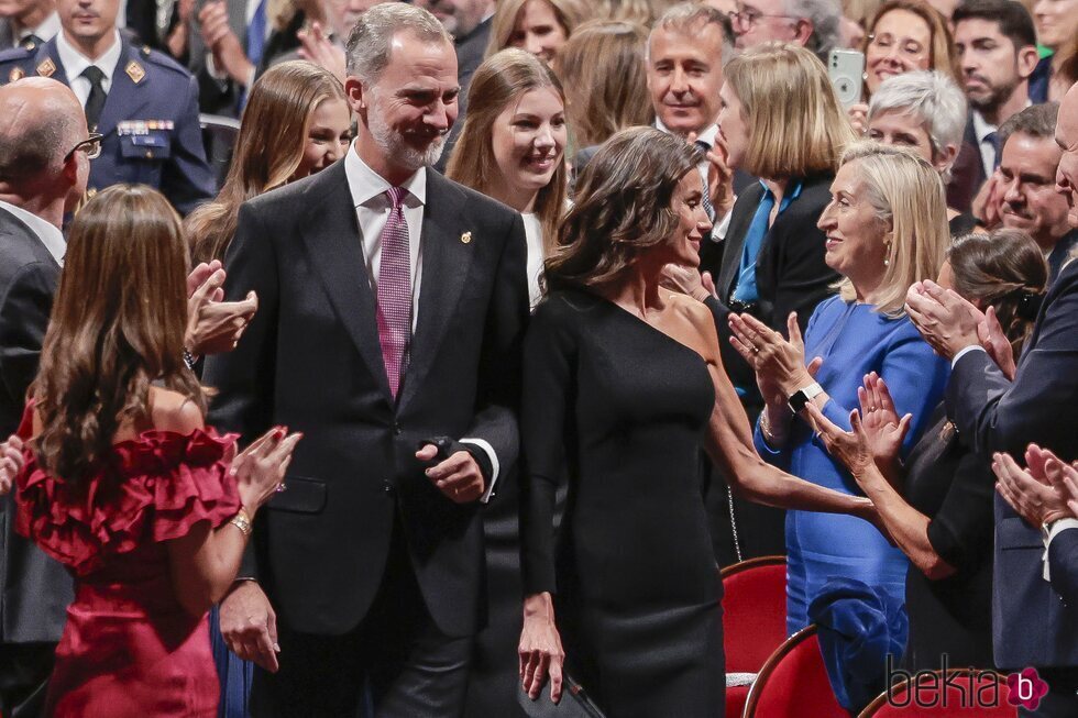 Los Reyes Felipe y Letizia, la Princesa Leonor y la Infanta Sofía saludan a Paloma Rocasolano en los Premios Princesa de Asturias 2023