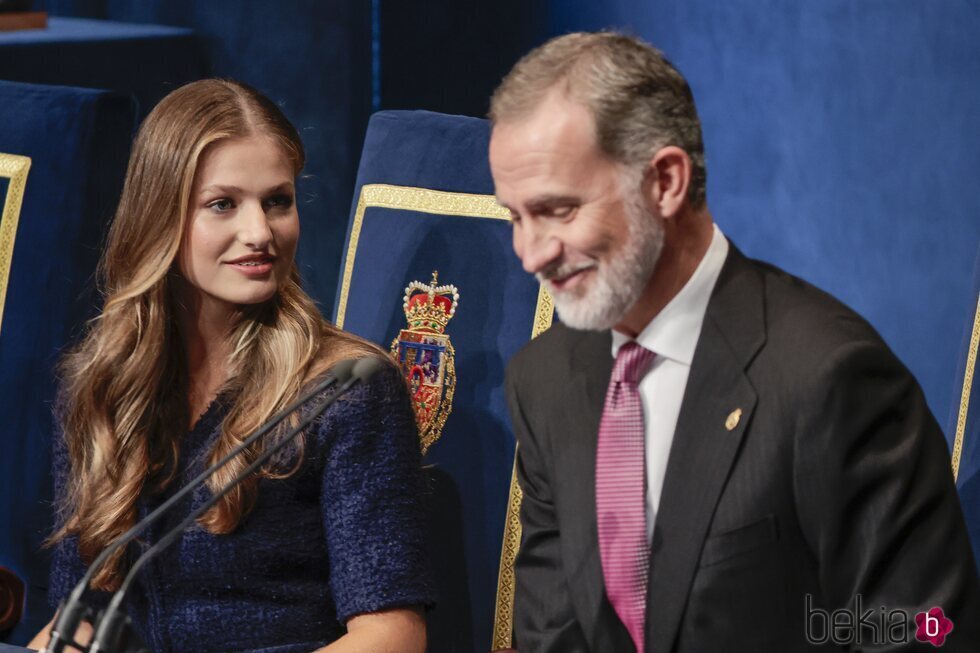 La Princesa Leonor mira al Rey Felipe VI en los Premios Princesa de Asturias 2023