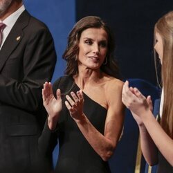 La Reina Letizia y la Infanta Sofía aplaudiendo en los Premios Princesa de Asturias 2023