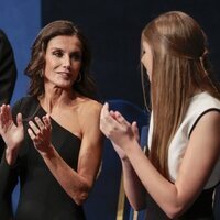 La Reina Letizia y la Infanta Sofía aplaudiendo en los Premios Princesa de Asturias 2023