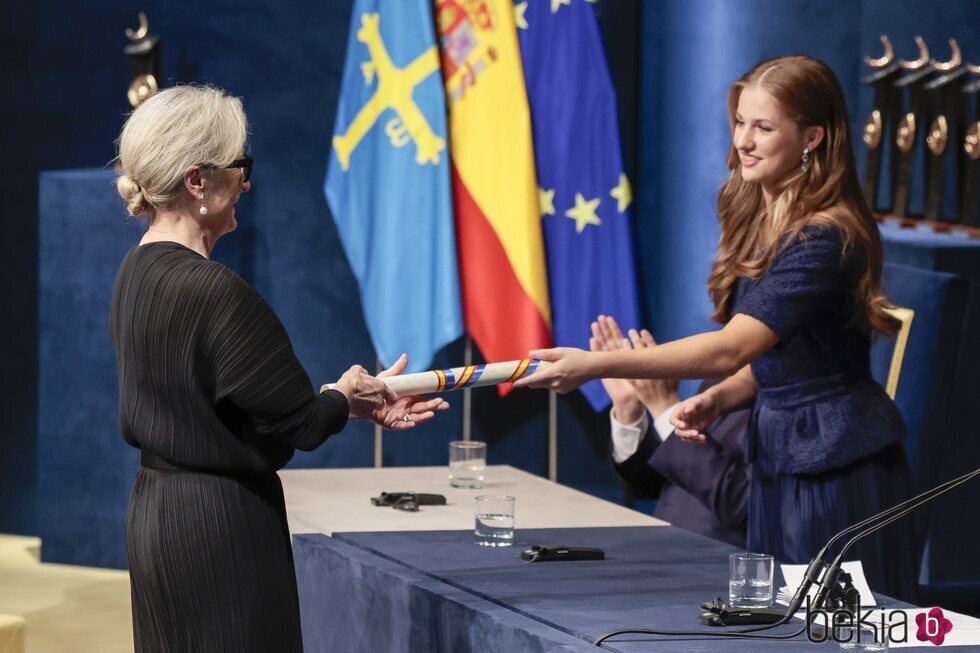 La Princesa Leonor entrega el diploma acreditativo a Meryl Streep en los Premios Princesa de Asturias 2023