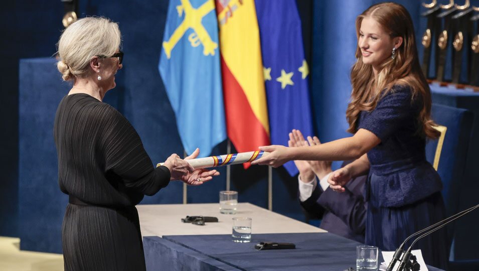 La Princesa Leonor entrega el diploma acreditativo a Meryl Streep en los Premios Princesa de Asturias 2023