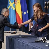 La Princesa Leonor saluda a Hakura Murakami en los Premios Princesa de Asturias 2023