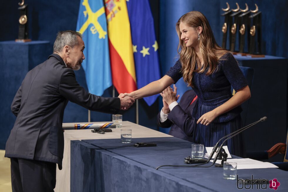 La Princesa Leonor saluda a Hakura Murakami en los Premios Princesa de Asturias 2023