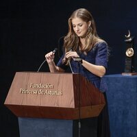 La Princesa Leonor coloca los micros para su discurso en los Premios Princesa de Asturias 2023