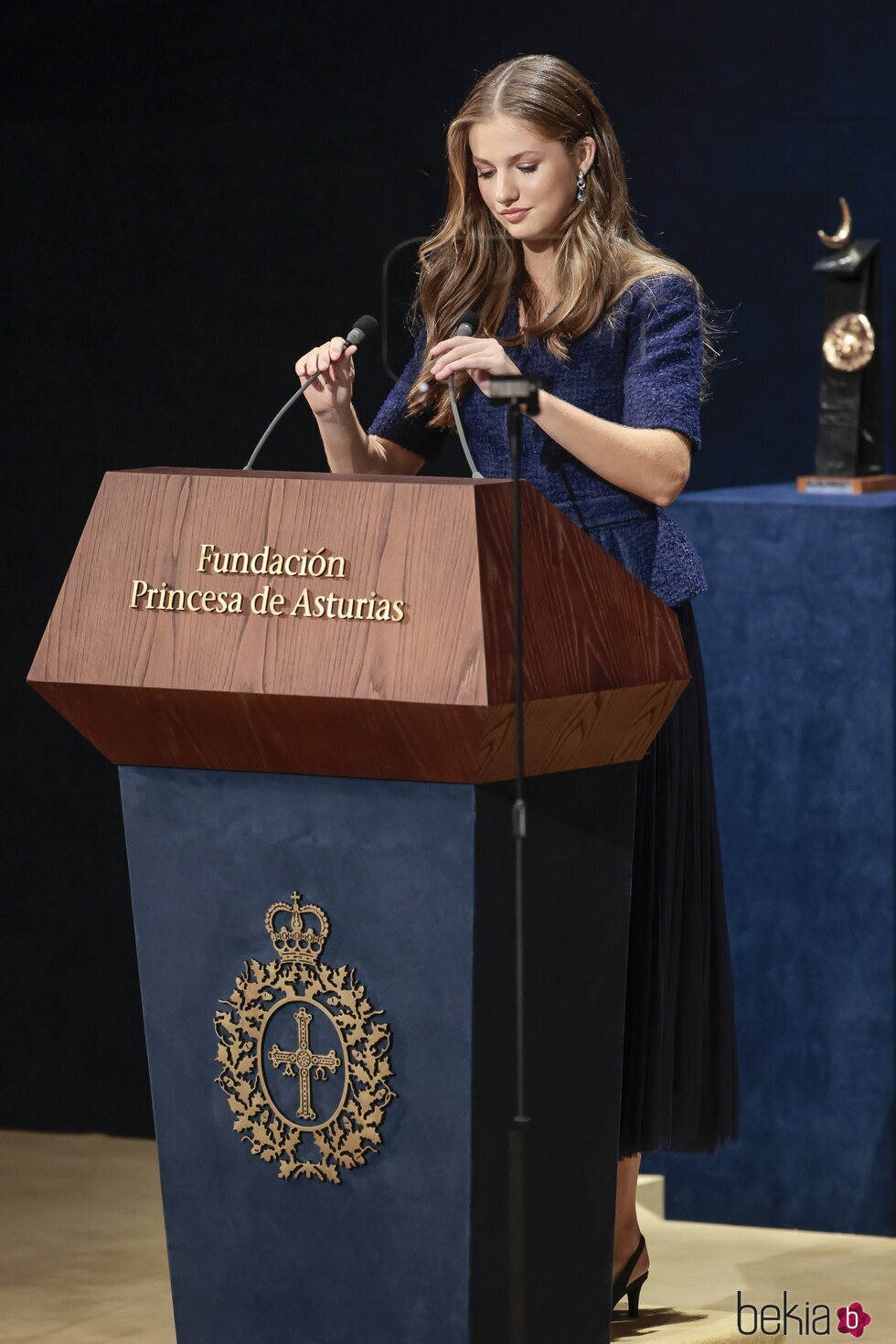 La Princesa Leonor coloca los micros para su discurso en los Premios Princesa de Asturias 2023