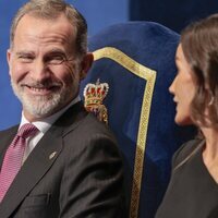 El Rey Felipe VI sonríe a la Reina Letizia en los Premios Princesa de Asturias 2023