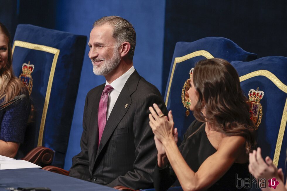 La Reina Letizia aplaude a Felipe VI en los Premios Princesa de Asturias 2023