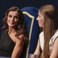 La Reina Letizia mirando a la Infanta Sofía en los Premios Princesa de Asturias 2023