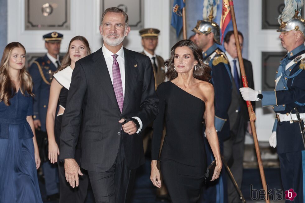 Los Reyes Felipe y Letizia seguidos de la Princesa Leonor y la Infanta Sofía a la salida de los Premios Princesa de Asturias 2023