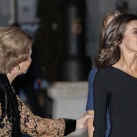 La Reina Sofía agarra del brazo a la Princesa Leonor en los Premios Princesa de Asturias 2023