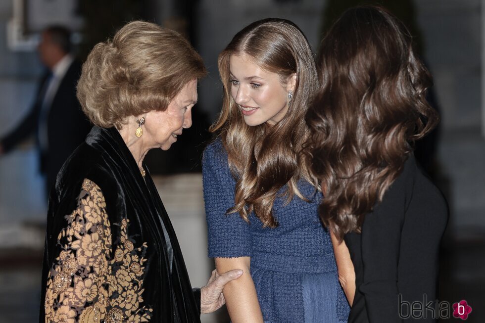 La Reina Sofía agarrando del brazo a la Princesa Leonor en los Premios Princesa de Asturias 2023