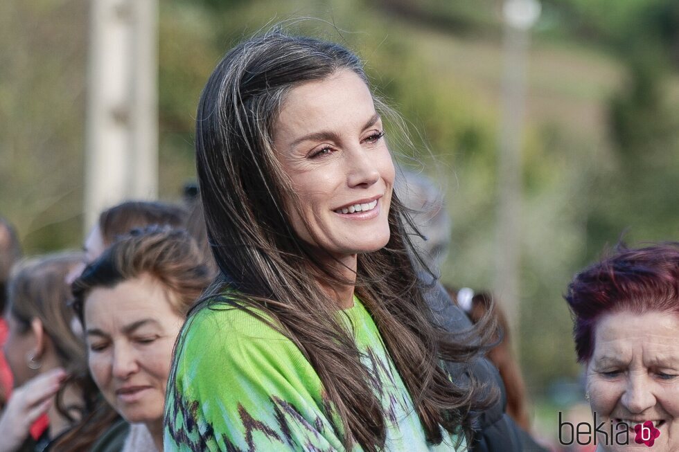 La Reina Letizia saludando a los vecinos de Arroes, Pueblo Ejemplar 2023