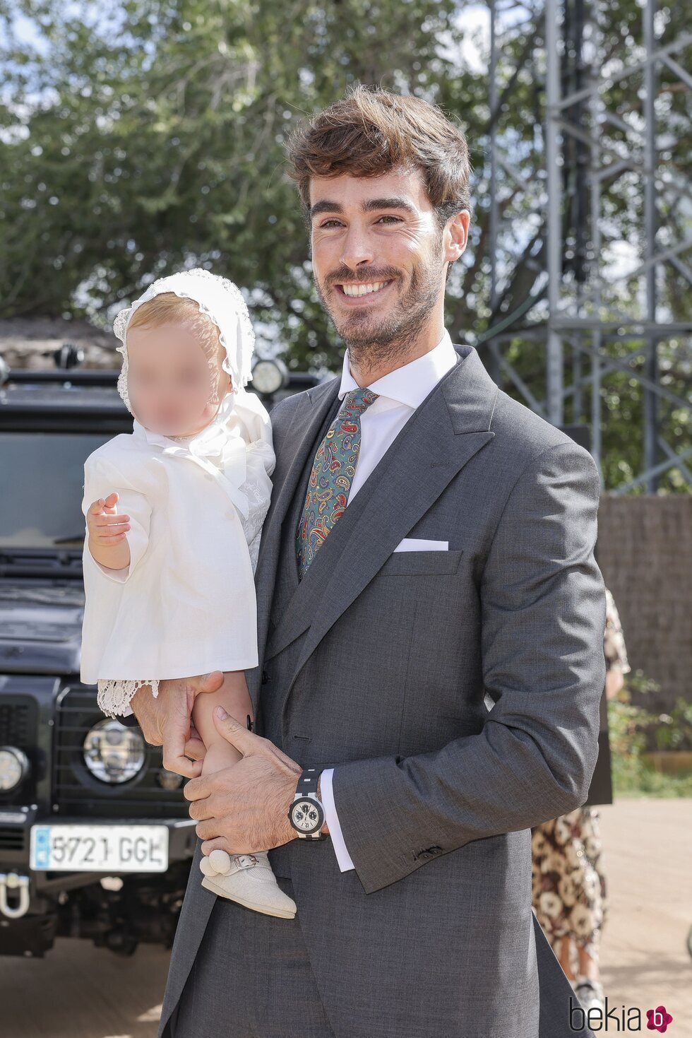 Luis Zamalloa con su hija Matilda llegando a su boda con Marta Pombo