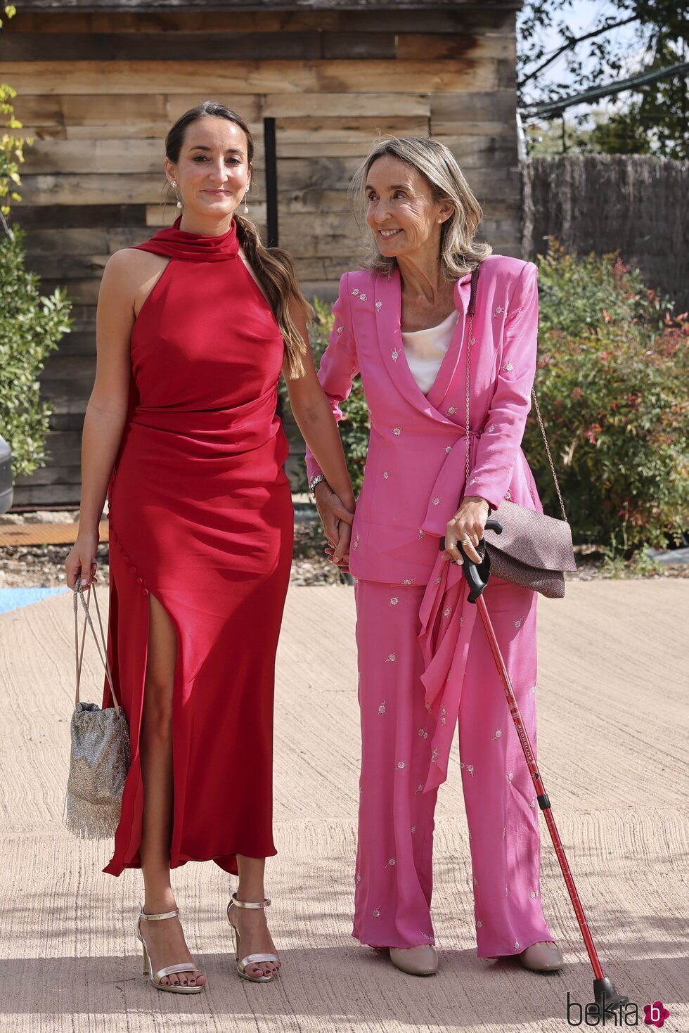 Lucía Pombo y su madre Teresa Ribó en la boda de Marta Pombo y Luis Zamalloa