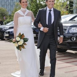 Marta Pombo y su padre Víctor Pombo llegando a su boda civil con Luis Zamalloa