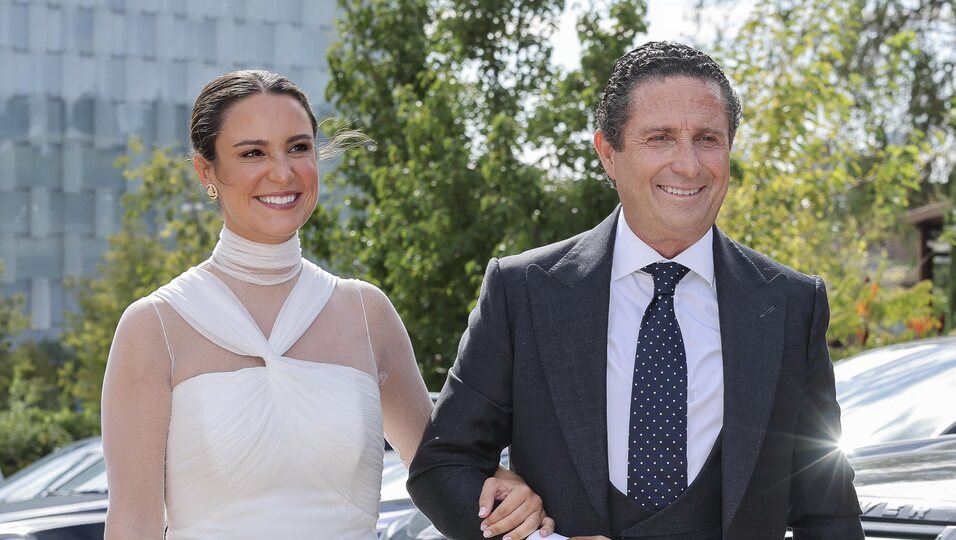 Marta Pombo y su padre Víctor Pombo llegando a su boda civil con Luis Zamalloa