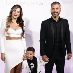 Lorena Gómez con René Ramos y su hijo en la presentación de su disco 'Entre acordes y emociones'