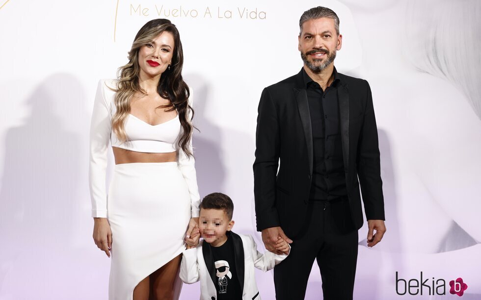 Lorena Gómez con René Ramos y su hijo en la presentación de su disco 'Entre acordes y emociones'