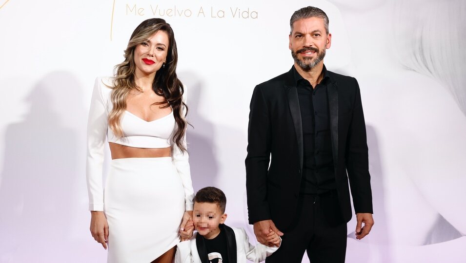 Lorena Gómez con René Ramos y su hijo en la presentación de su disco 'Entre acordes y emociones'